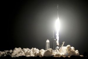 Eine «Falcon 9» von SpaceX brachte zwei Mondlandefähren auf den Weg. - Foto: John Raoux/AP/dpa