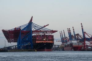 Containerschiffe von Hapag-Lloyd und Maersk liegen im Hamburger Hafen. (Archivbild) - Foto: Marcus Brandt/dpa