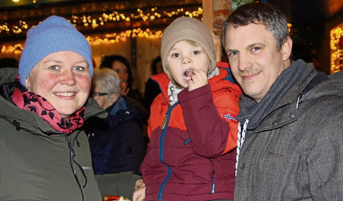 Katrin und Kai Elfmann sind mit Sohn Janne in Lippstadt unterwegs. Sie kennen den Weihnachtsmarkt in Magdeburg und sind schockiert vom Anschlag. Fotos: Wissing