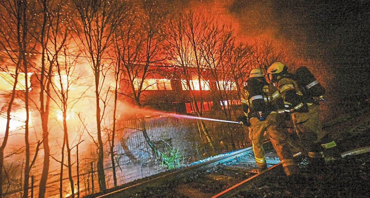 Meterhohe Flammen schlagen aus den Fenstern: Die ganze Nacht über versuchten Feuerwehrleute, den Brand im Sägewerk Fisch zu löschen. Foto: Schröder