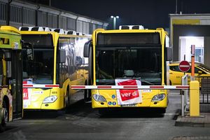 Am Freitag wird in mehreren Bundesländern der Nahverkehr bestreikt. (Symbolbild) - Foto: Soeren Stache/dpa