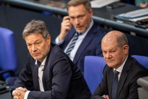 In der Ampel hakt es immer wieder. Finanzminister Lindner kritisiert nun das Auftreten der Koalition in der Wirtschaftspolitik - und geht Kanzler Olaf Scholz und Vizekanzler Robert Habeck direkt an. (Archivbild) - Foto: Michael Kappeler/dpa