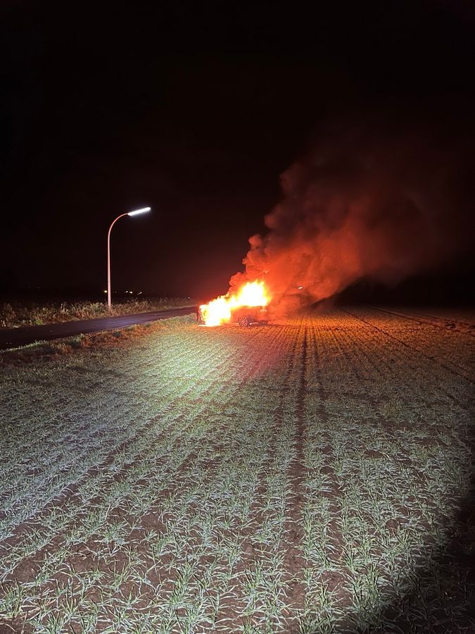 Autodiebe haben am Dienstagabend in der Bad Sassendorfer Feldflur ein Auto angezündet. Foto: Polizei Kreis Soest