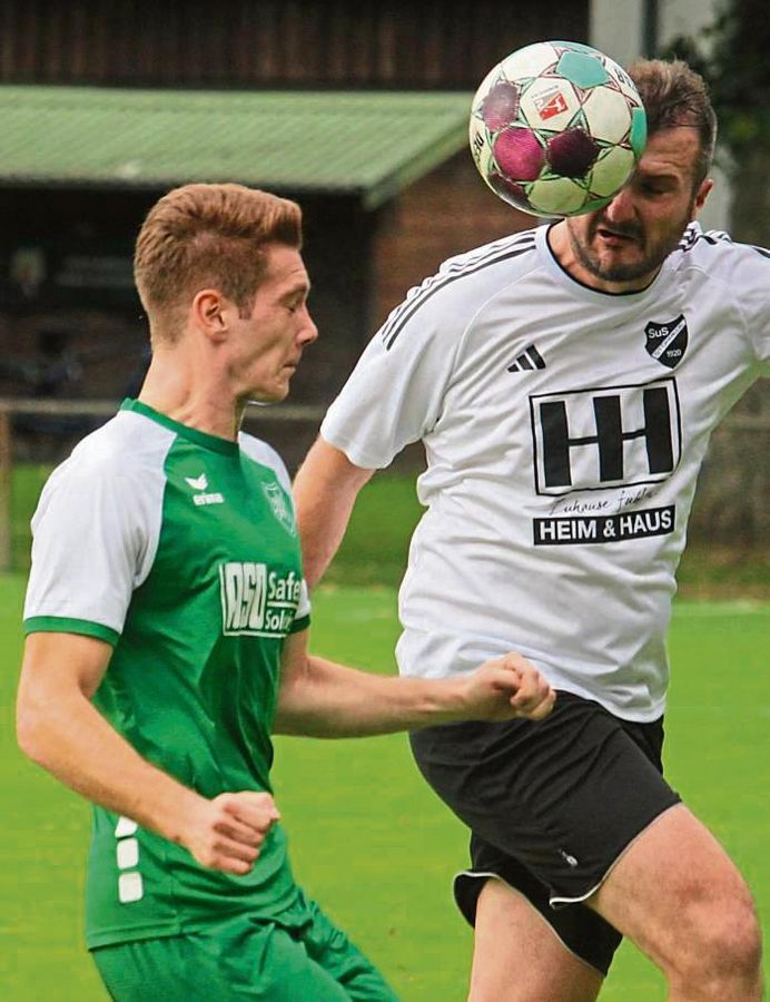 Janek Dewald (r.) traf nach einem Torwartfehler zwar zum zwischenzeitlichen 1:1 für Störmede, doch am Ende jubelten Oliver Abadzic (l.) und der SuS Cappel über einen 2:1-Sieg im Topspiel der Kreisliga A. Es war die erste Saisonniederlage der Rehborn-Truppe. Foto: Heinke