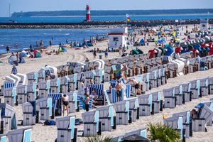 Sommerurlauber am Ostseestrand in Warnemünde. Im Zeitraum von Januar bis November erzielte der Deutschland-Tourismus einen Rekord. - Foto: Jens Büttner/dpa