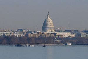 Am Morgen nach dem Absturz suchen Helfer nach Überlebenden und Toten in Washington. - Foto: Carolyn Kaster/AP/dpa