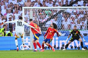  Spaniens Marc Cucurella (M) bekam im EM-Viertelfinale gegen Deutschland den Ball an die Hand. - Foto: Tom Weller/dpa