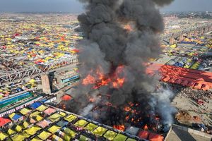 Feuer bei riesigem Pilgerfest in Indien. - Foto: Rajesh Kumar Singh/AP/dpa