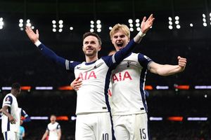 Bereit für Frankfurt: James Maddison (l) trifft für Tottenham im Achtelfinale gegen AZ Alkmaar. - Foto: Ben Whitley/PA Wire/dpa