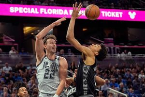 Franz Wagner (l) führte die Orlando Magic zum Erfolg gegen die San Antonio Spurs um Victor Wembanyama. - Foto: John Raoux/AP/dpa