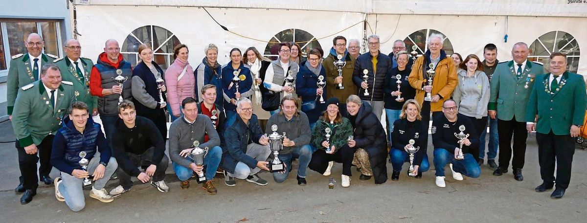 115 Mannschaften aus 20 Vereinen haben sich jetzt beim Pokalschießen in Öchtringhausen gemessen. Foto: Schnieder