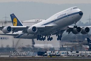 Lufthansa kappt die Gewinnerwartungen. (Archivbild) - Foto: Boris Roessler/dpa