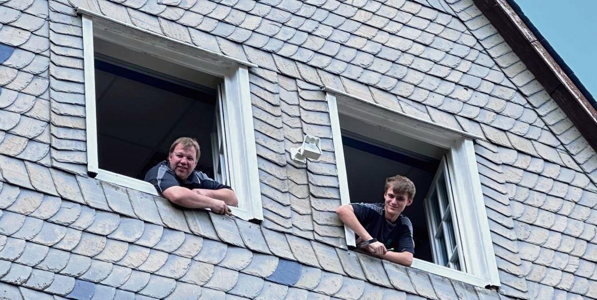 Sie ersetzen die alten Fensterbänke im Dachgeschoss der Grundschule Kallenhardt: Meister Christian Ballhorn (l.) und sein Geselle Finn Bitter. Fotos: Bsdurek