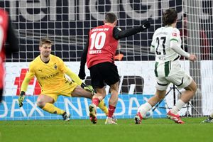 Wirtz schießt das 1:0 für Leverkusen. - Foto: Federico Gambarini/dpa