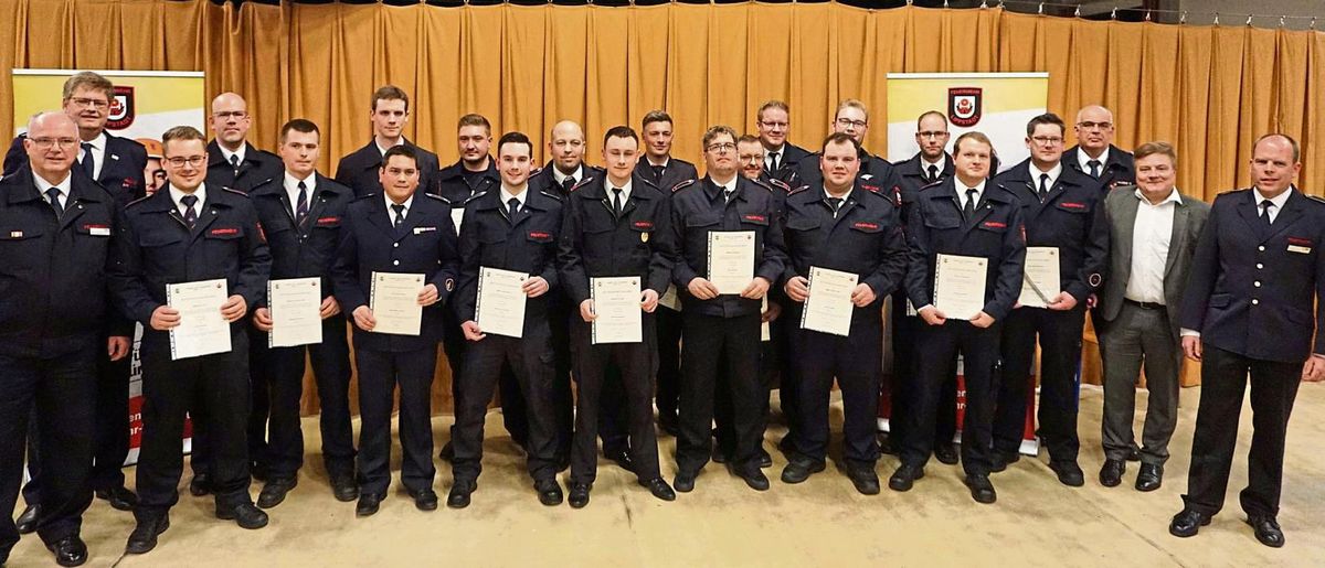 19 Feuerwehrleute wurden am Freitagabend im Rahmen der Jahresdienstbesprechung der Lippstädter Feuerwehr befördert.