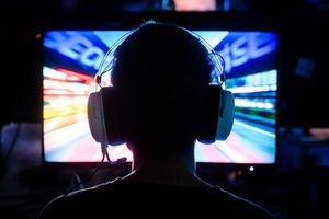 Ein Computerspieler bei der Messe Gamevasion in Hannover 2024. - Foto: Julian Stratenschulte/dpa