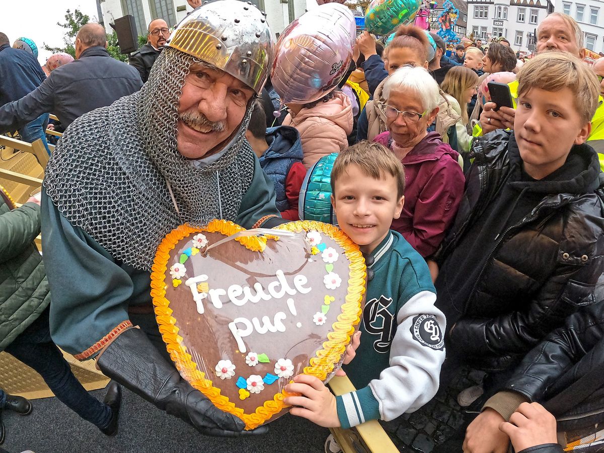 Herzige Herbstwochen-Eröffnung: Zum letzten Mal verteilte Bernhard Bartscher in der Rolle des Stadtgründers Graf Bernhard einige Lebkuchen-Herzen an die Kirmesbesucher. Kevin Schalk (10) strahlt glücklich.