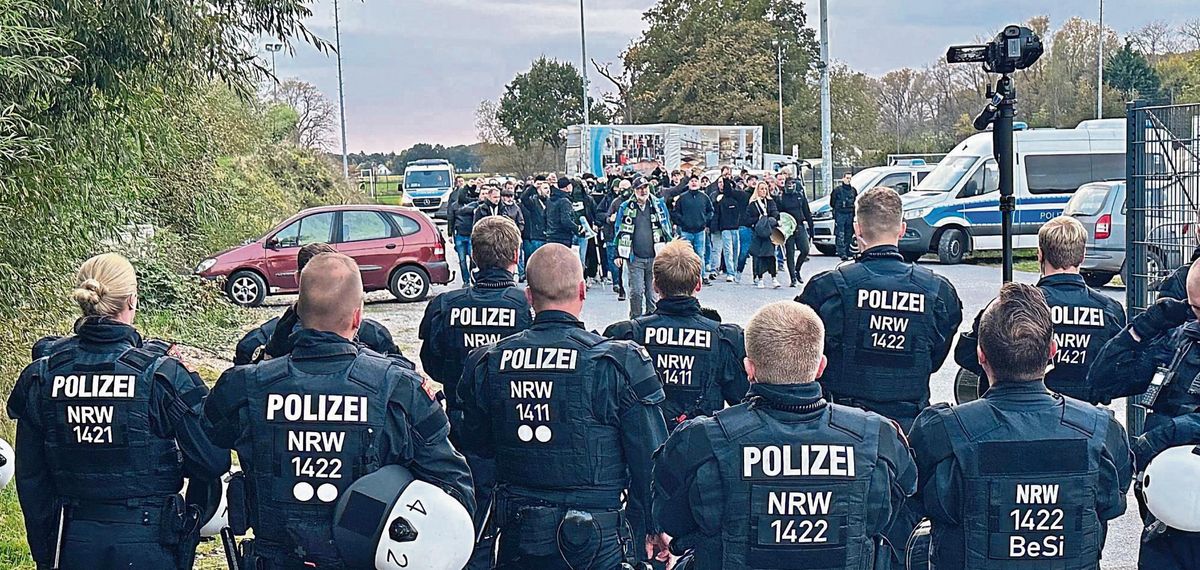 Risikospiel mit Polizeipräsenz: Zum Westfalenpokal-Derby des SV Lippstadt gegen den FC Gütersloh ist auch die Einsatzhundertschaft aus Bielefeld vor Ort. Fotos: Cegelski