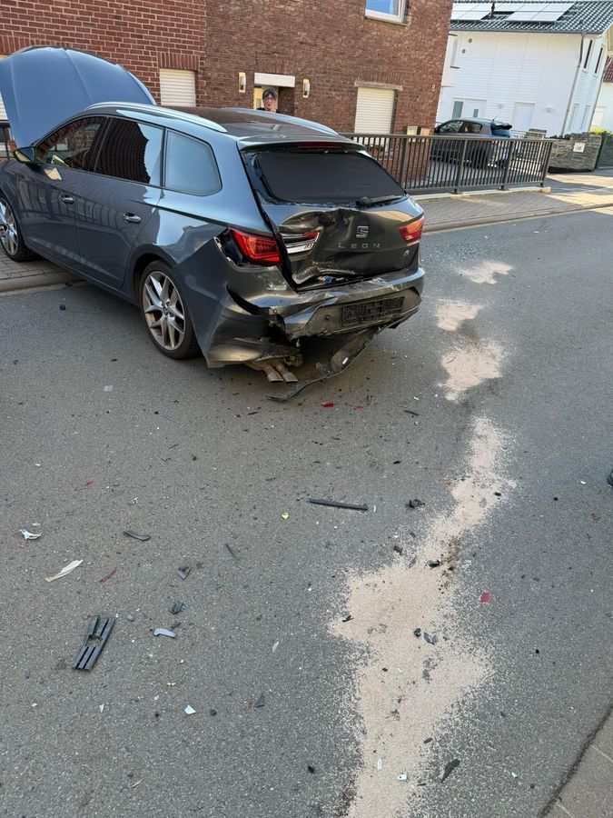 Das Auto fuhr auf drei parkende Wagen auf. Ein Schaf im Anhänger überlebte den Unfall nicht. Foto: Feuerwehr Anröchte