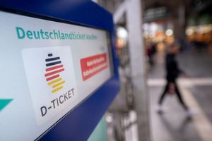 Für 2025 gesichert, danach aber nicht: Das Deutschlandticket. (Archivbild) - Foto: Sebastian Gollnow/dpa