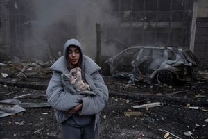 Ein russischer Raketenangriff hat in Kiew schwere Schäden angerichtet. - Foto: Alex Babenko/AP/dpa