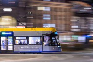 Als einzige Großstadt hat Leipzig das Nahverkehrsangebot seit 2023 um mehr als 10 Prozent ausgebaut. (Archivbild) - Foto: Hendrik Schmidt/dpa