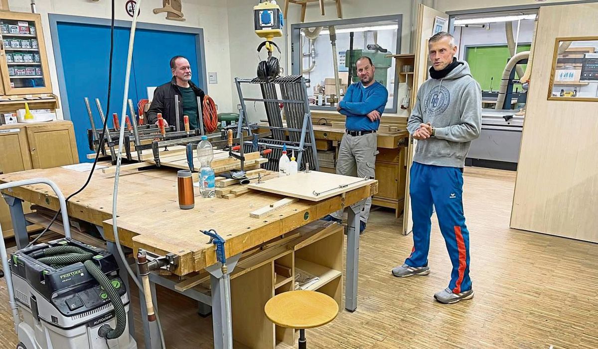 In der Holzwerkstatt fertigen die Patienten Möbel, können aber auch eine Ausbildung zum Tischler machen. Fotos: Rückert