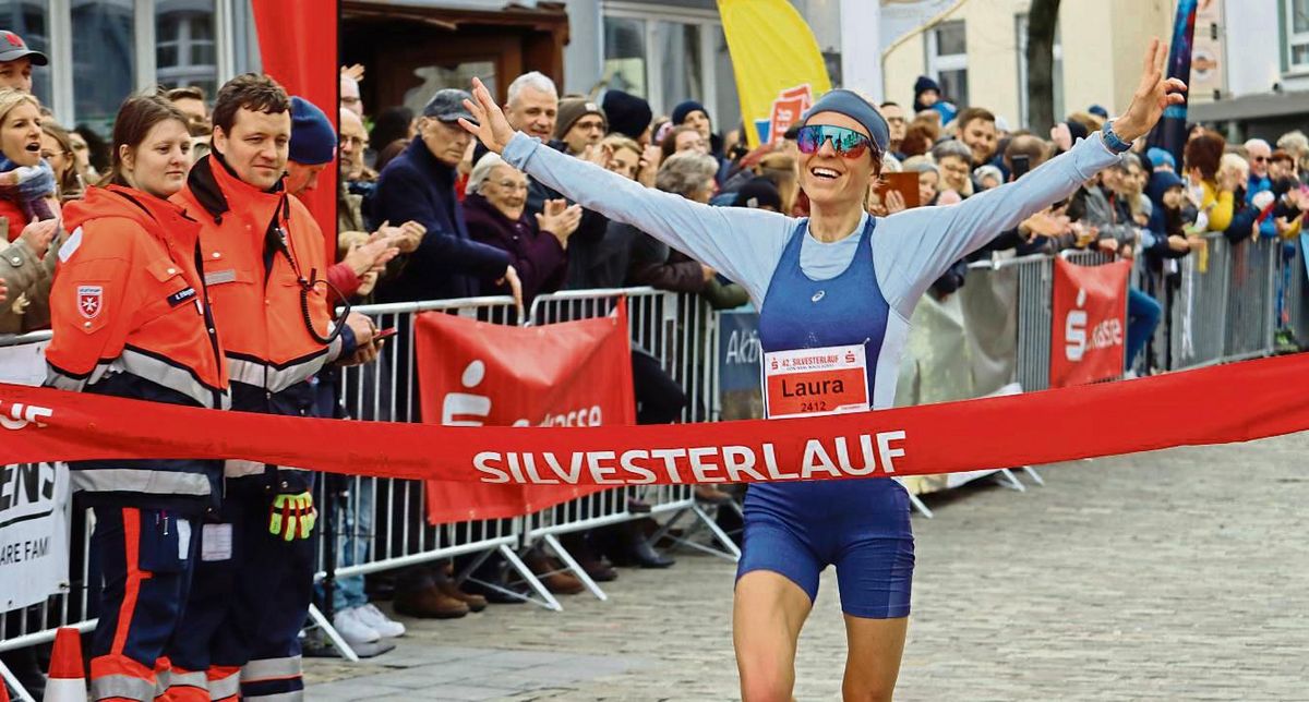 Knackte als erste Frau in der Geschichte des Silvesterlaufes die 50-Minuten-Marke: Laura Hottenrott siegte bei der 42. Auflage in 49:31 Minuten. Im Zielbereich auf dem Soester Marktplatz ließ sie sich von den Zuschauern feiern. Foto: Feichtinger