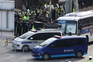 Yoon Suk Yeol wurde in einem blauen Van zur Anhörung in das Gericht gebracht. - Foto: -/Yonhap/dpa