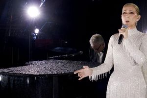 Céline Dion feiert nach krankheitsbedingter Pause bei der Olympia-Eröffnungsfeier ihr Comeback - Foto: Uncredited/Olympic Broadcasting Services/AP
