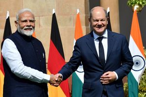 Mit Putin war es eine Umarmung, mit Scholz ist es nur ein Händedruck. Trotzdem versteht sich der indische Premier mit seinem Gast aus Deutschland gut. - Foto: Ravi Batra/ZUMA Press Wire/dpa