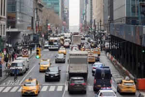 Autos ohne Ende - in Manhattan bislang Alltag. (Archivbild) - Foto: Mary Altaffer/AP/dpa