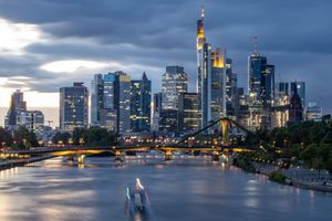 Frankfurter Skyline: Mehrere Banken habe große Mietverträge für neue Büros abgeschlossen. (Archivbild) - Foto: Boris Roessler/dpa