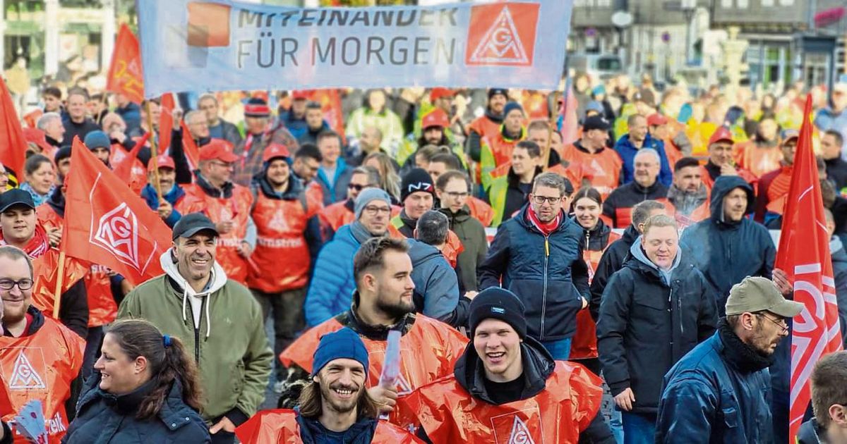 Vorm Rathaus in Lippstadt trafen sich am Dienstagnachmittag hunderte Metaller zur Warnstreik-Kundgebung. Fotos: Schwade