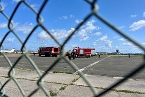 Auf dem Flughafen Sylt haben sich zwei Klima-Demonstratinnen der Letzten Generation kurzzeitig auf dem Rollfeld festgeklebt. - Foto: Lea Sarah Albert/dpa