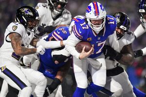 Josh Allen (rechts) erledigte, was erledigt werden musste für die Bills. - Foto: Adrian Kraus/AP/dpa