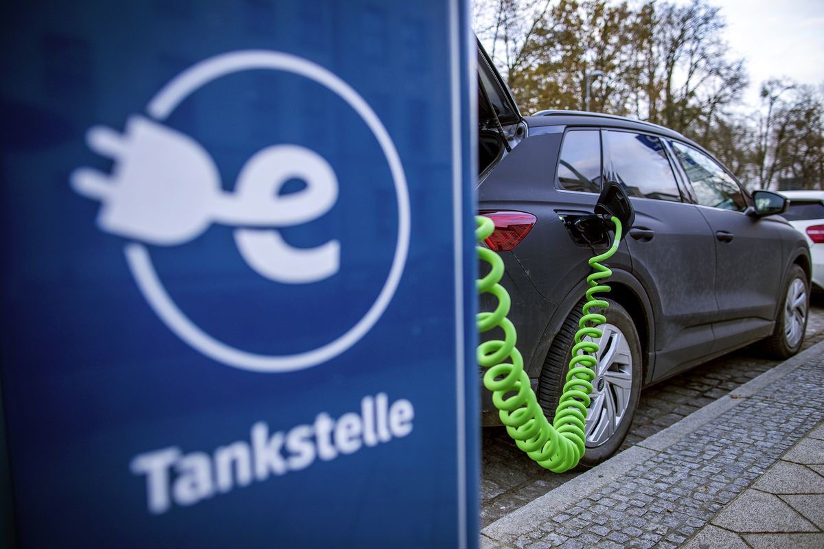 Augen auf bei der Karte, die man zum Bezahlen vor die E-Ladesäule hält. Das raten zumindest die Stadtwerke Lippstadt, über die sich ein Patriot-Leser beschwert hat. Symbolfoto: DPA