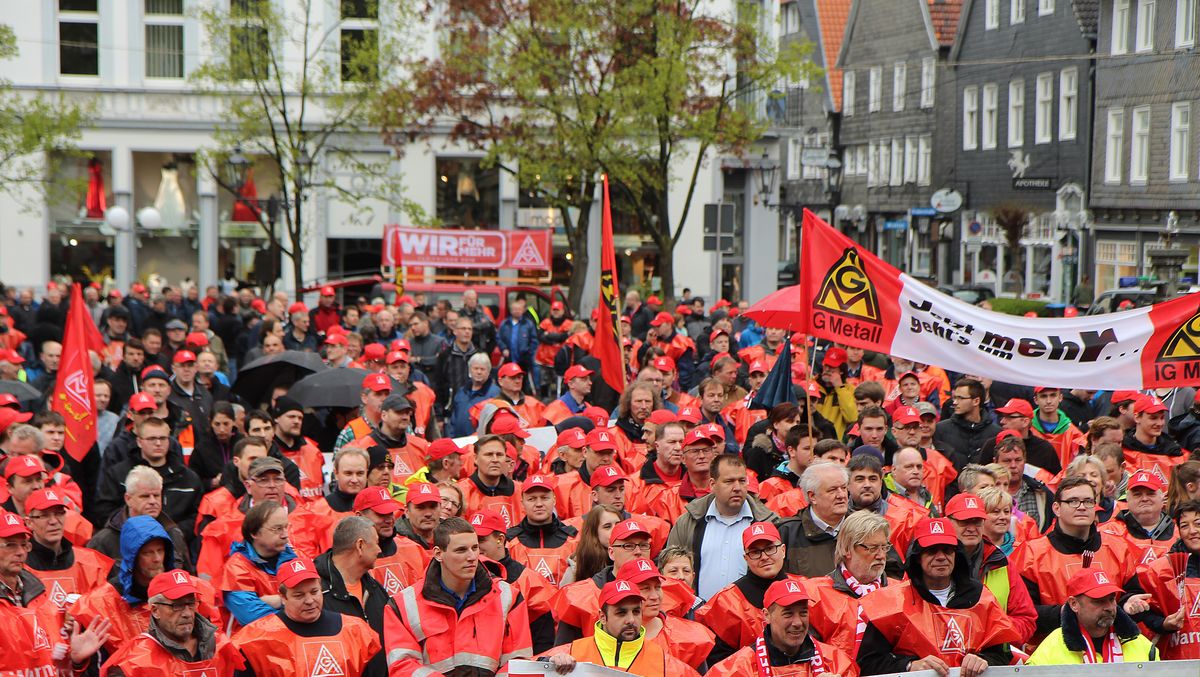 Im Kampf um mehr Geld könnten in der metallbranche ab Dienstag erste Warnstreiks anstehen. Auch eine zentrale Kundgebung ist geplant. Archivfoto: Schwade