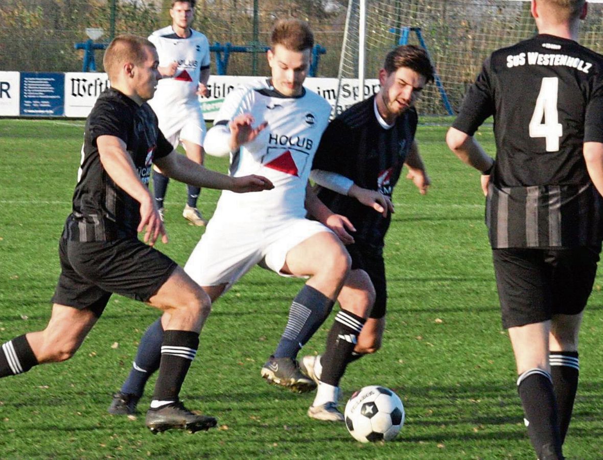 Der SuS Westenholz (schwarze Trikots) dürfte spielen. Die Partie in Oelde am Sonntag wird auf Kunstrasen ausgetragen. SuS-Trainer Schormann weiß nach der Vorbereitung nicht ganz genau, wo seine Mannschaft steht. Foto: Schlink