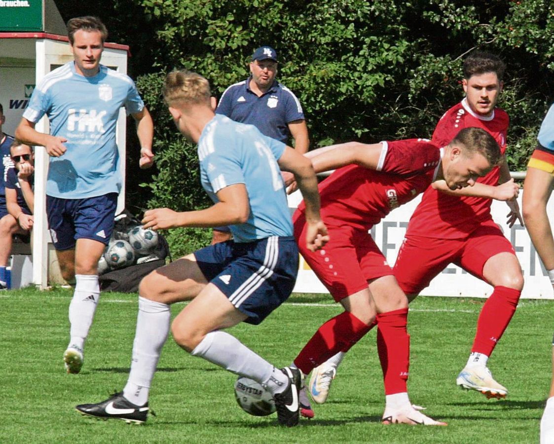 Ein Schönheitspreis wird am Sonntag sicherlich nicht vergeben, wenn sich im Kellerduell der Bezirksliga der FC Mönninghausen (in Blau) und RW Mastholte (Rot) gegenüberstehen. RWM gewann das Hinspiel mit 4:1. Foto: Schlink