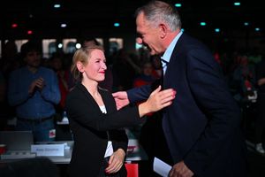 Die Linken-Vorsitzenden Ines Schwerdtner und Jan van Aken ernteten beim Parteitag Jubel der Delegierten. - Foto: Sebastian Christoph Gollnow/dpa