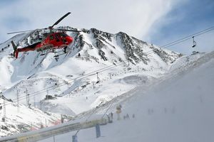 Ein Hubschrauber fliegt nach Skilift-Unfall mit mehr als 30 Verletzten über spanischem Skigebiet Astún. - Foto: Verónica Lacasa/EUROPA PRESS/dpa