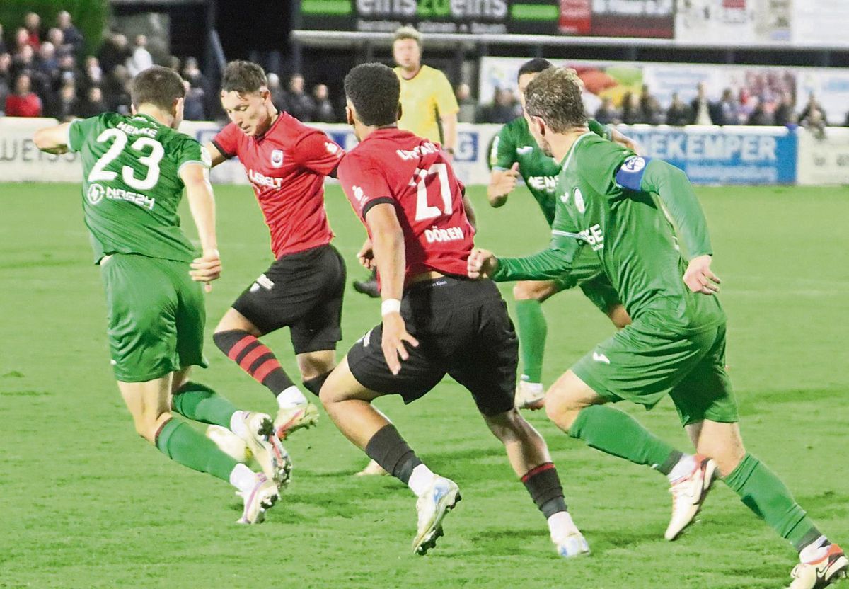 Nils Köhler (2.v.l.) stand in der Startelf des SV Lippstadt und agierte auf seiner linken Seite sehr auffällig. Nach einer Stunde musste der Routinier aber raus. Das galt auch für seine Mannschaft, die das Pokal-Achtelfinale gegen den FC Gütersloh ganz sicher nicht verdient mit 0:1 verlor. Fotos: Lütkehaus