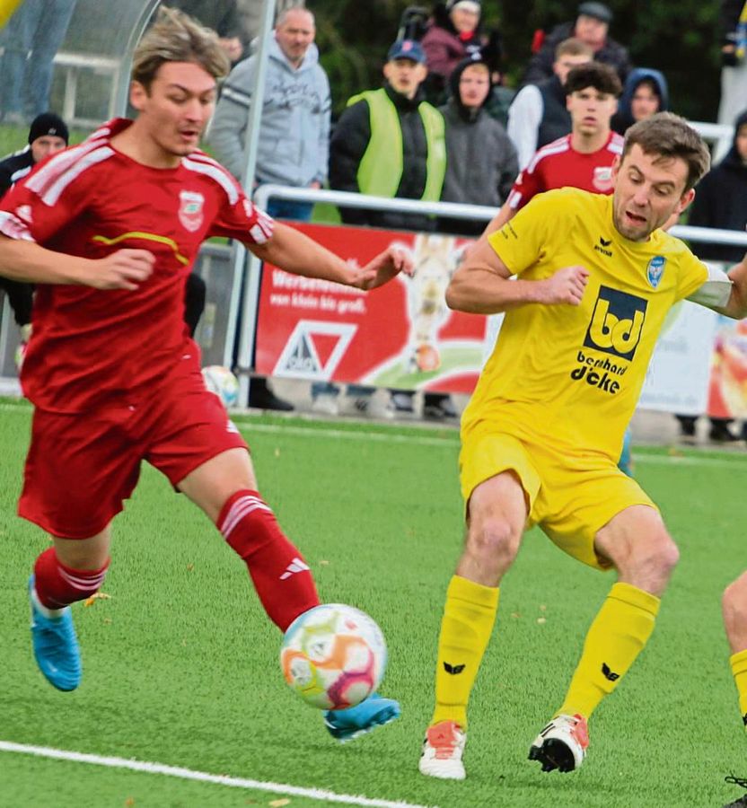 Ein intensives Derby mit zahlreichen Zweikämpfen zwischen dem TuS Anröchte (in Rot) und der DJK Mellrich endete 2:2, nachdem die DJK zur Pause 2:1 geführt hatte. Foto: Brand