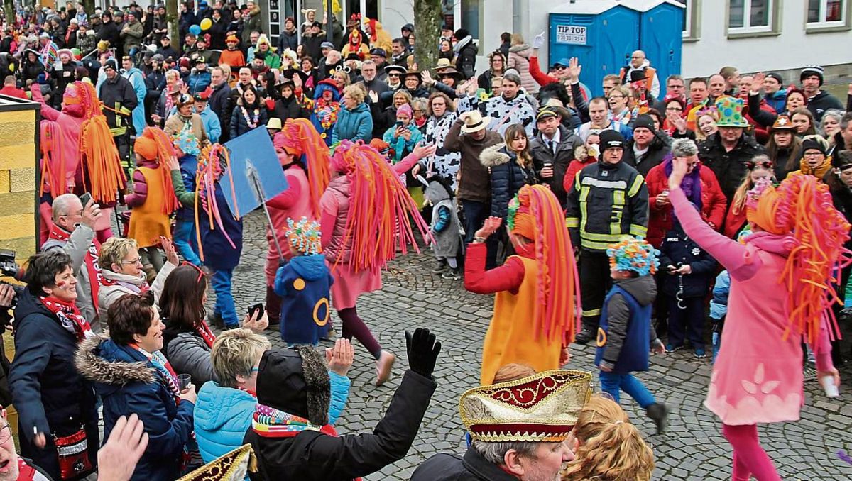 Feuerwehrleute sichern den Rosenmontagsumzug in Rüthen. Archiv-Foto: Mund