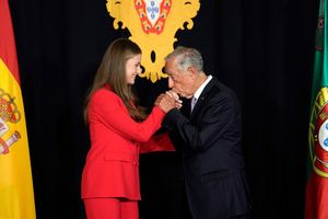 Portugals Präsident Rebelo de Sousa verlieh Leonor das Großkreuz des Christusordens. - Foto: Armando Franca/AP/dpa