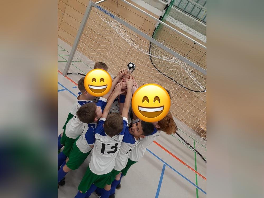 Die jungen Fußballer freuten sich über den verdienten Pokal. Foto: Grundschule Benninghausen