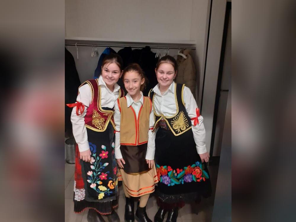 Tamara, Maja und Tijana in der serbischern Tracht ihrer Folkloregruppe. Foto: Maria Cappuccio