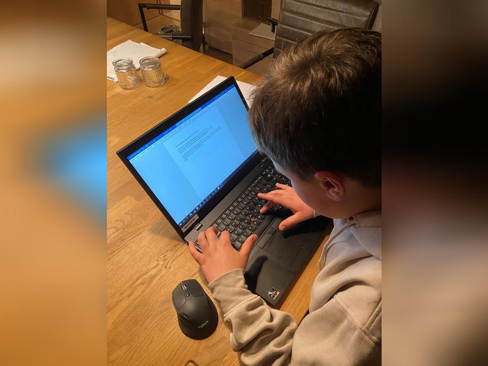 Schüler Sebastian beim Schreiben seines Artikels. Foto: Haselhorst