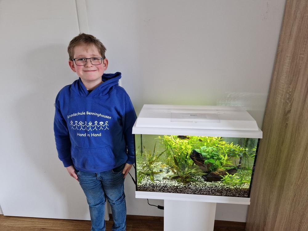 Grundschüler Clemens vor seinem Aquarium. Foto: Wischmann